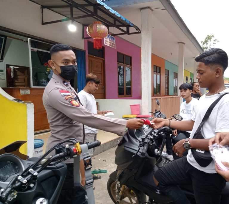 BAGI MASKER: Personel Polsek Sungai Raya Kepulauan saat melakukan patroli sekaligus memberikan imbauan wajib prokes kepada masyarakat, Rabu (13/10). ISTIMEWA