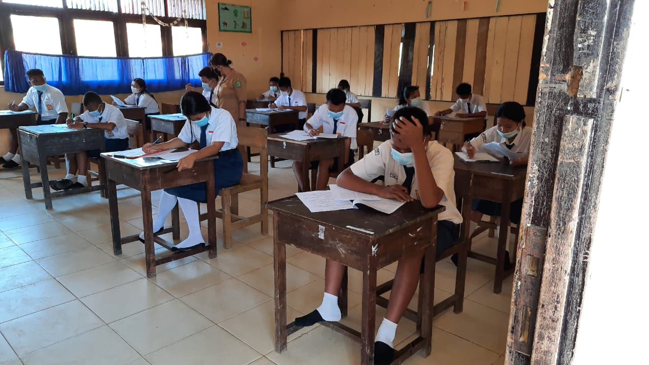 PROKES KETAT: Siswa-siswi kelas IX di SMPN Negeri 1 Bengkayang mengikuti pelaksanaan ujian sekolah dengan mematuhi prokes. SIGIT ADRIYANTO/PONTIANAK POST