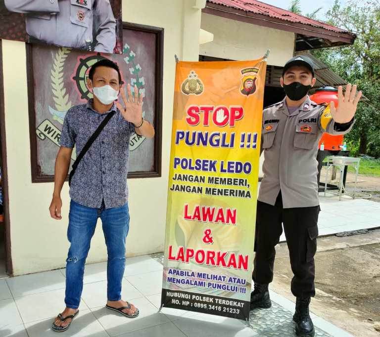 SOSIALISASI: Personel Polsek Ledo Polres Bengkayang saat menyosialisasikan gerakan bebas pungli kepada masyarakat, Senin (25/10). ISTIMEWA