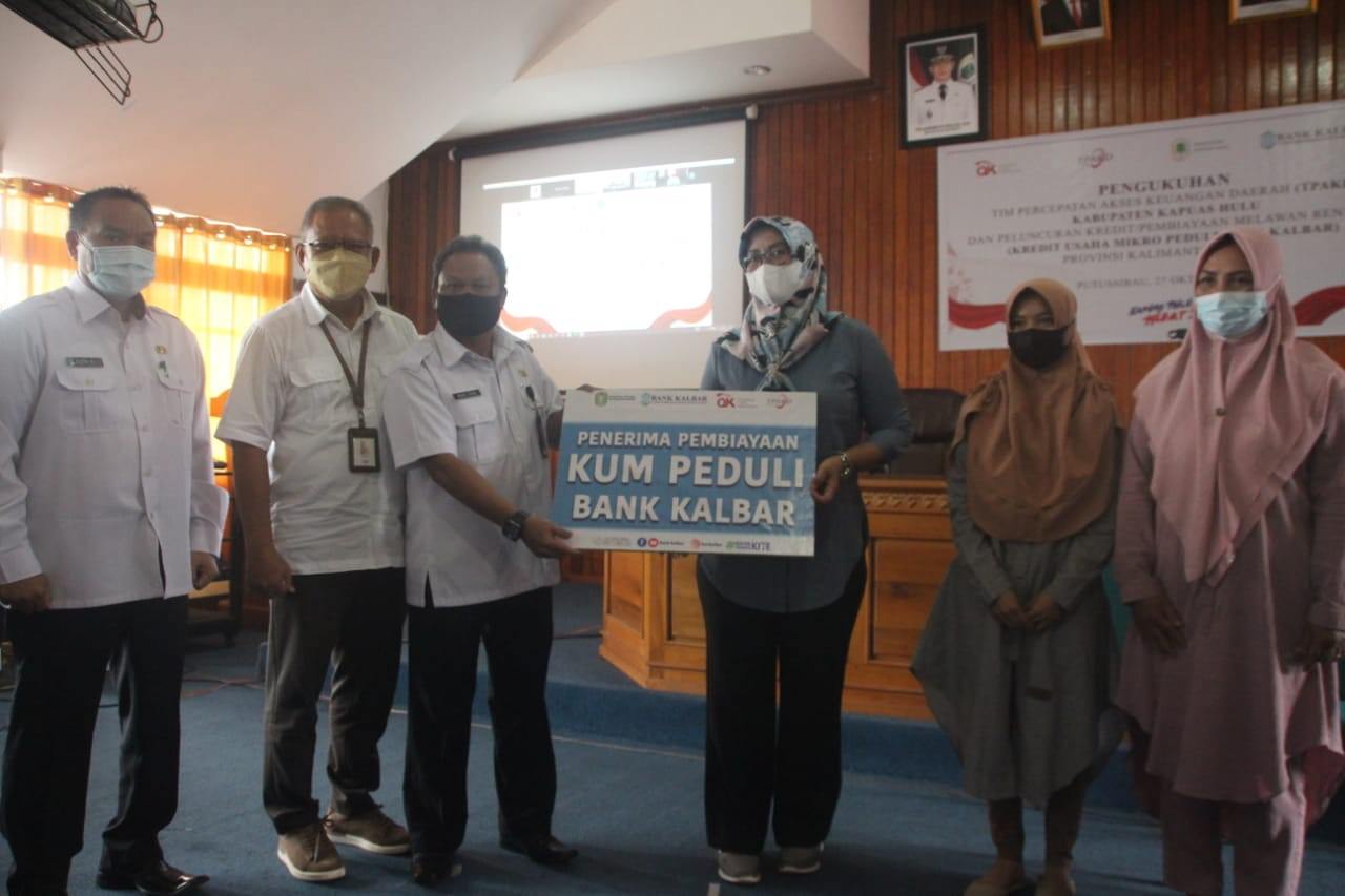 PENYERAHAN KUM: Sekretaris Daerah Kapuas Hulu Mohd Zaini menyerahkan bantuan Kredit Usaha Mikro (KUM) Peduli Bank Kalbar kepada pelaku UKM usai video conference pengukuhan TPAKD, Rabu (27/10). HUMPRO SETDA FOR PONTIANAK POST