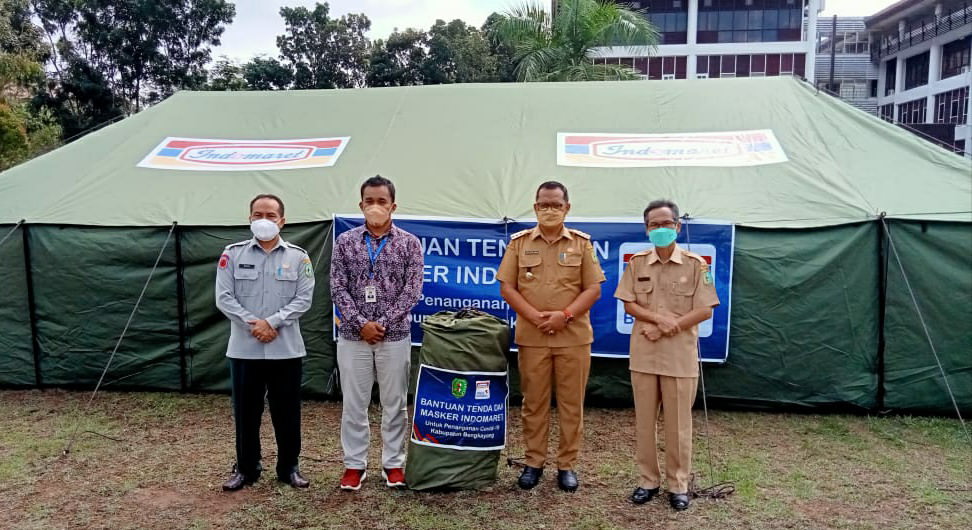 TERIMA BANTUAN: Bupati Bengkayang, Sebastianus Darwis, saat menerima bantuan secara simbolis berupa tenda peleton dan masker dari PT. Indomaret. Co Prismatama, di halaman Kantor Bupati Bengkayang, Selasa (19/10). SIGIT ADRIYANTO/PONTIANAK POST