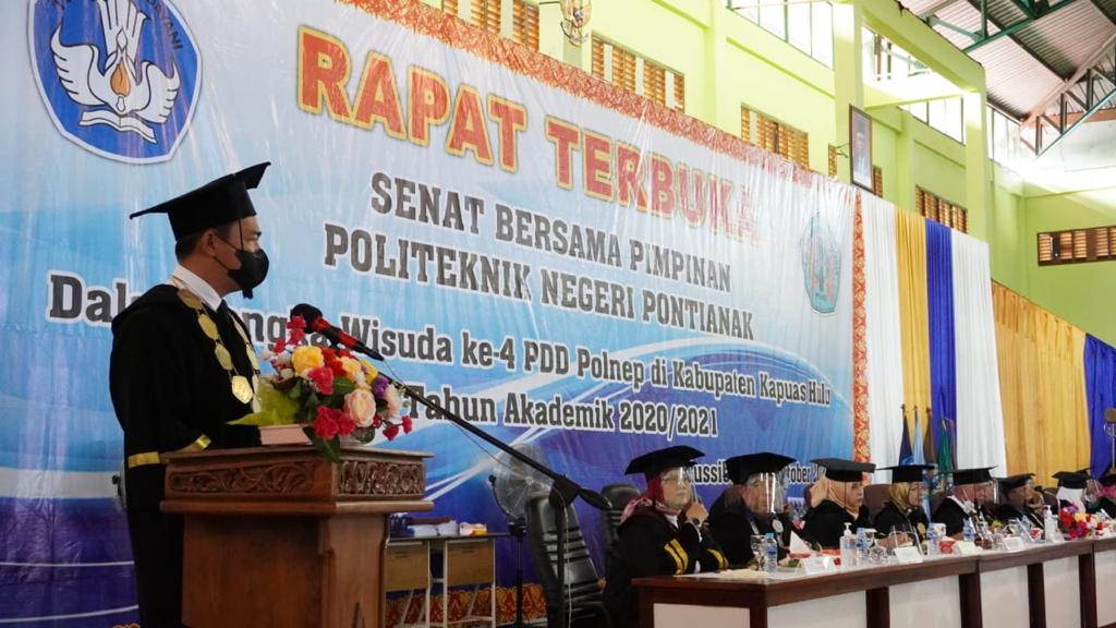 BERI SAMBUTAN: Bupati Kapuas Hulu Fransiskus Diaan saat menyampaikan sambutan pada acara wisuda sarjana Diploma III IV Tahun Akademik 2020/2021 PDD Polnep Kabupaten Kapuas Hulu, Senin (18/10) lalu. HUMPRO SETDA FOR PONTIANAK POST