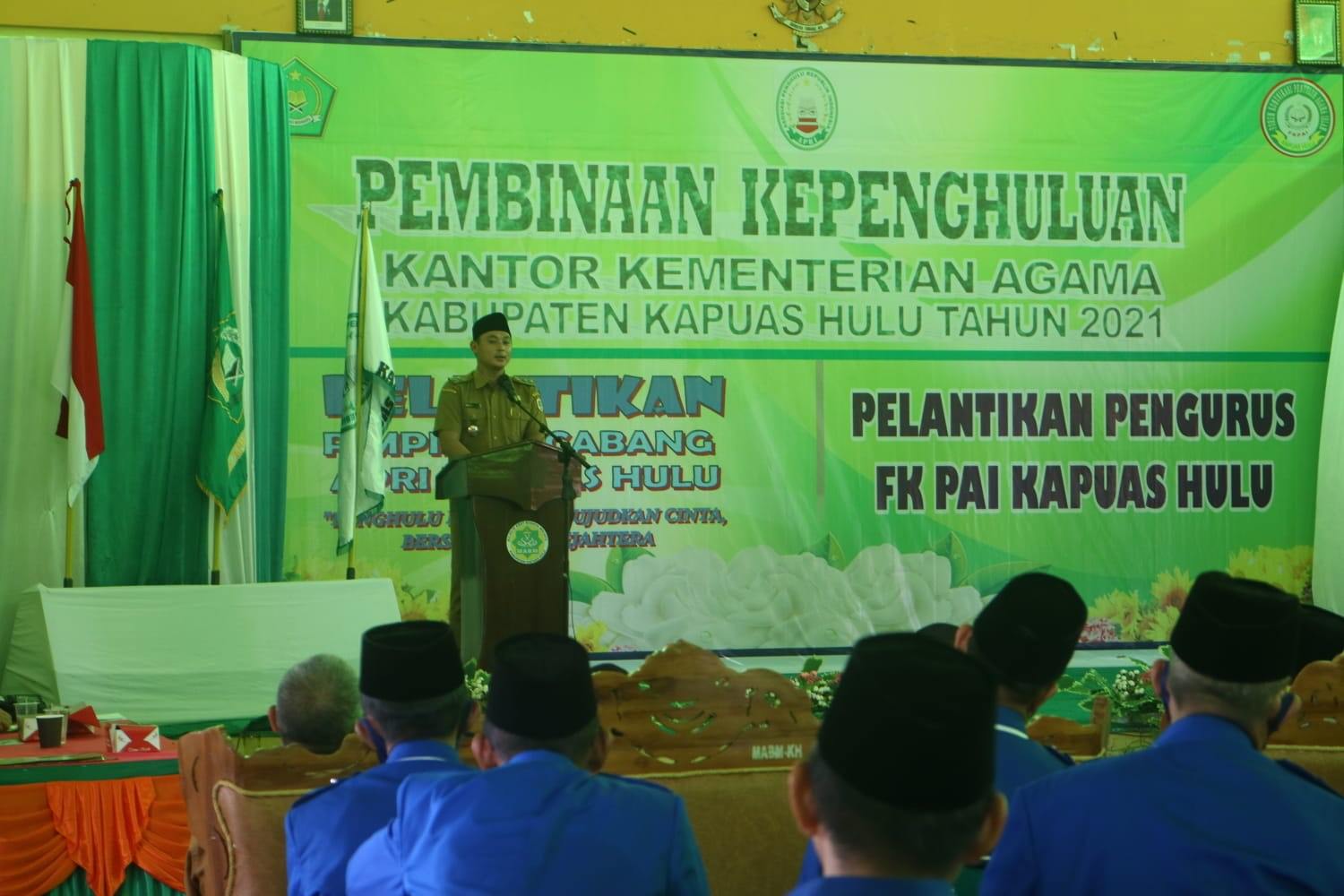 SAMBUTAN: Wakil Bupati Kapuas Hulu Wahyudi Hidayat saat menyampaikan sambutan, dalam acara pelantikan cabang APRI dan FKPAI Kabupaten Kapuas Hulu di Gedung MABM Kapuas Hulu, Senin (25/10). HUMPRO SETDA FOR PONTIANAK