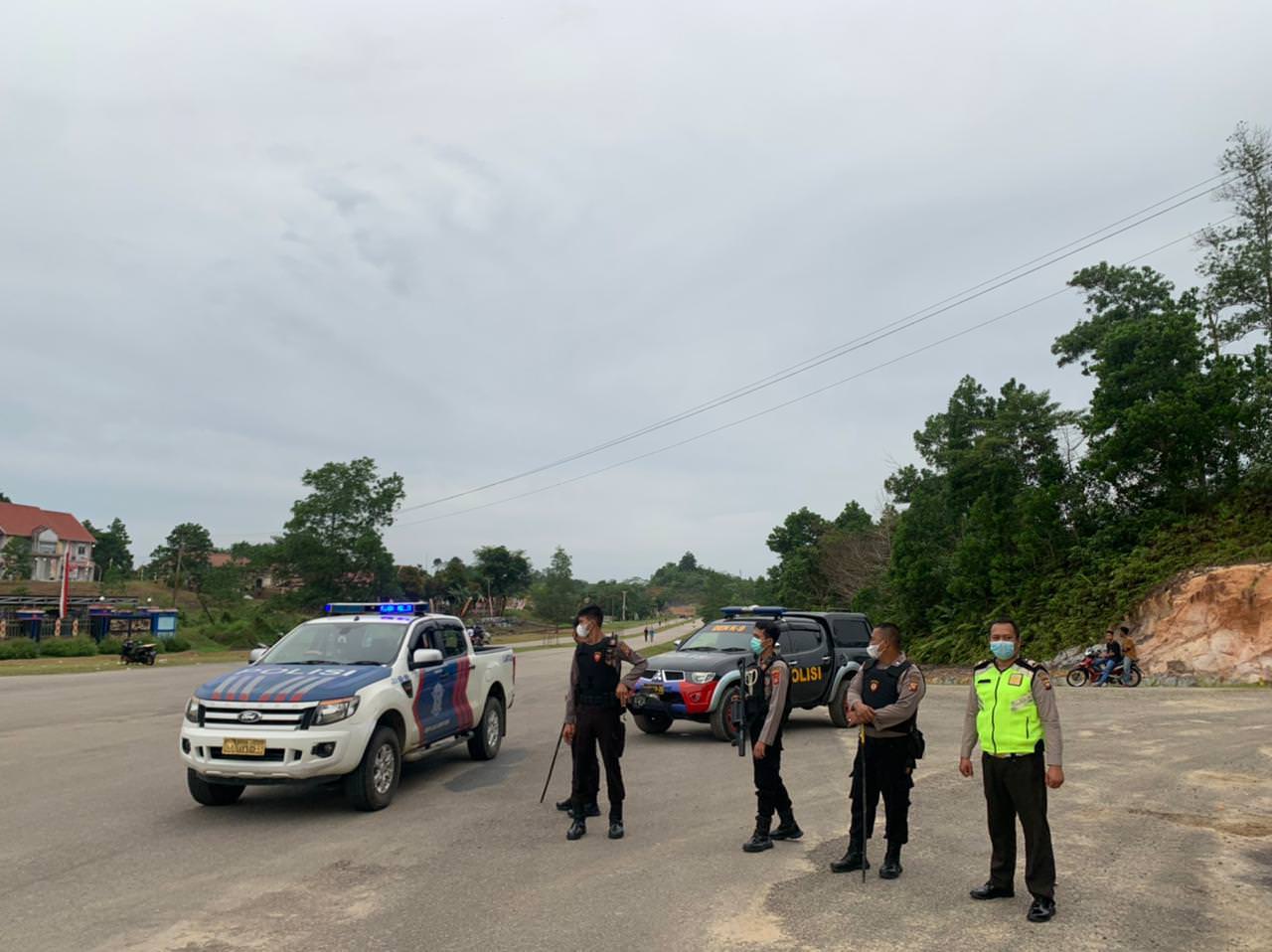 PATROLI: Personel Sat Lantas dan Sat Sabhara Polres Bengkayang saat melakukan patroli di sekitaran Kantor Bupati Bengkayang, atau tepatnya di Jalan Trans Rangkang. Hal tersebut dilakukan untuk mencegah maraknya aksi balap liar di lokasi tersebut. ISTIMEWA