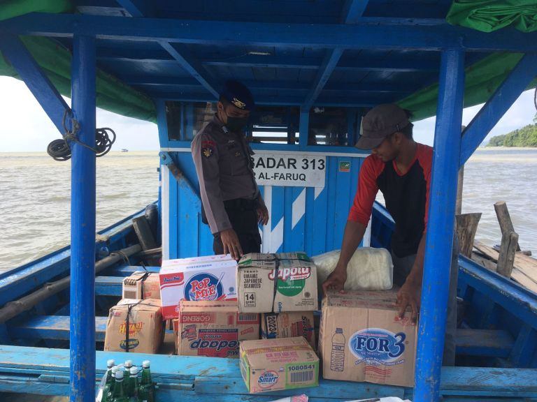 PENGAWASAN: Personel Sat Polair Polres Bengkayang saat melaksanakan pengawasan bongkar muat kapal di Dermaga Penyeberangan Teluk Suak, Desa Karimunting, Kecamatan Sungai Raya Kepulauan, Rabu (13/10). ISTIMEWA