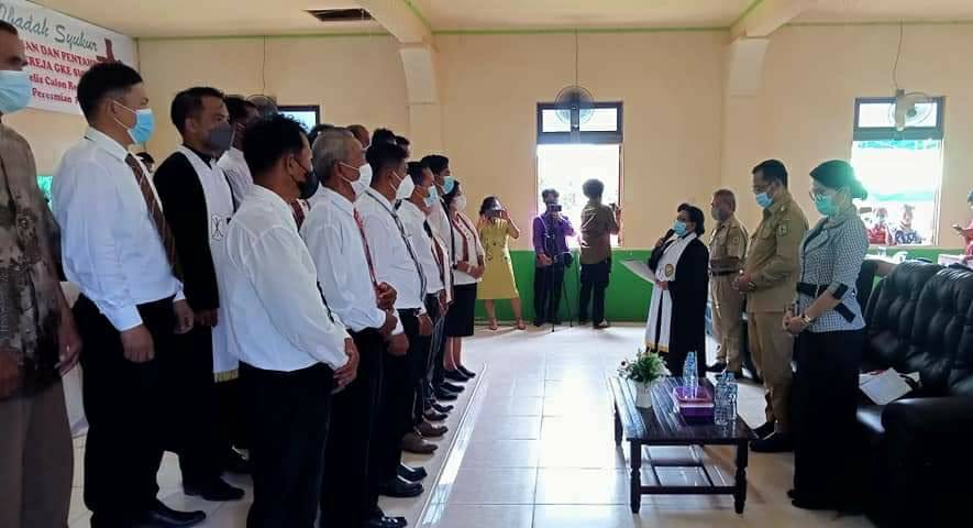 PROSESI PELANTIKAN: Bupati Bengkayang, Sebastianus Darwis, saat menyaksikan prosesi pelantikan majelis calon Resort Gereja Kalimantan Evangelis (GKE) Capkala, kemarin. HUMPRO FOR PONTIANAK POST