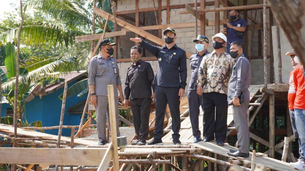 PENINJAUAN: Bupati Kapuas Hulu Fransiskus Diaan bersama Wakil Ketua DPRD Kabupaten Kapuas Hulu, Kepala Dinas Kesehatan, dan jajaran meninjau pembangunan Puskesmas Hulu Gurung, Kamis (14/10). HUMPRO SETDA FOR PONTIANAK POST