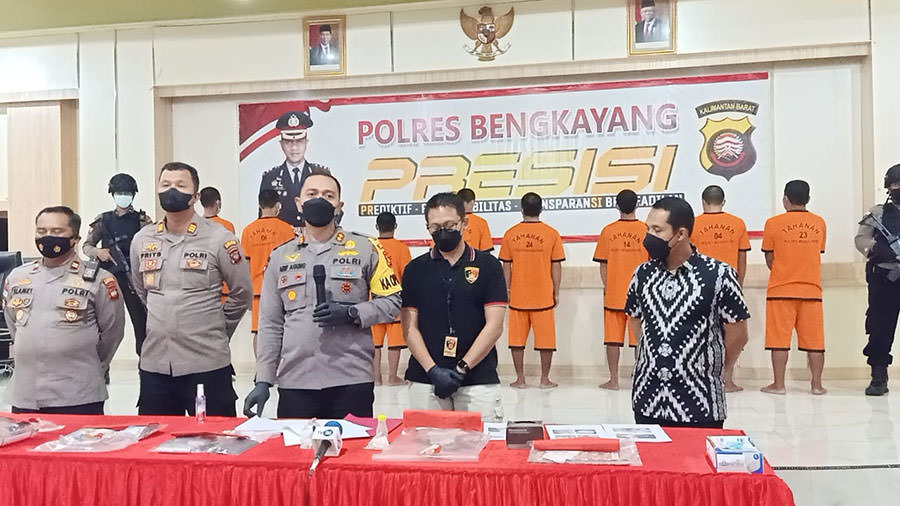 RILISI: Kapolres Bengkayang bersama PJU melaksanakan press release terkait hasil ungkapan kasus Operasi PETI Kapuas 2021, di Aula Mapolres. SIGIT ADRIYANTO/PONTIANAK POST