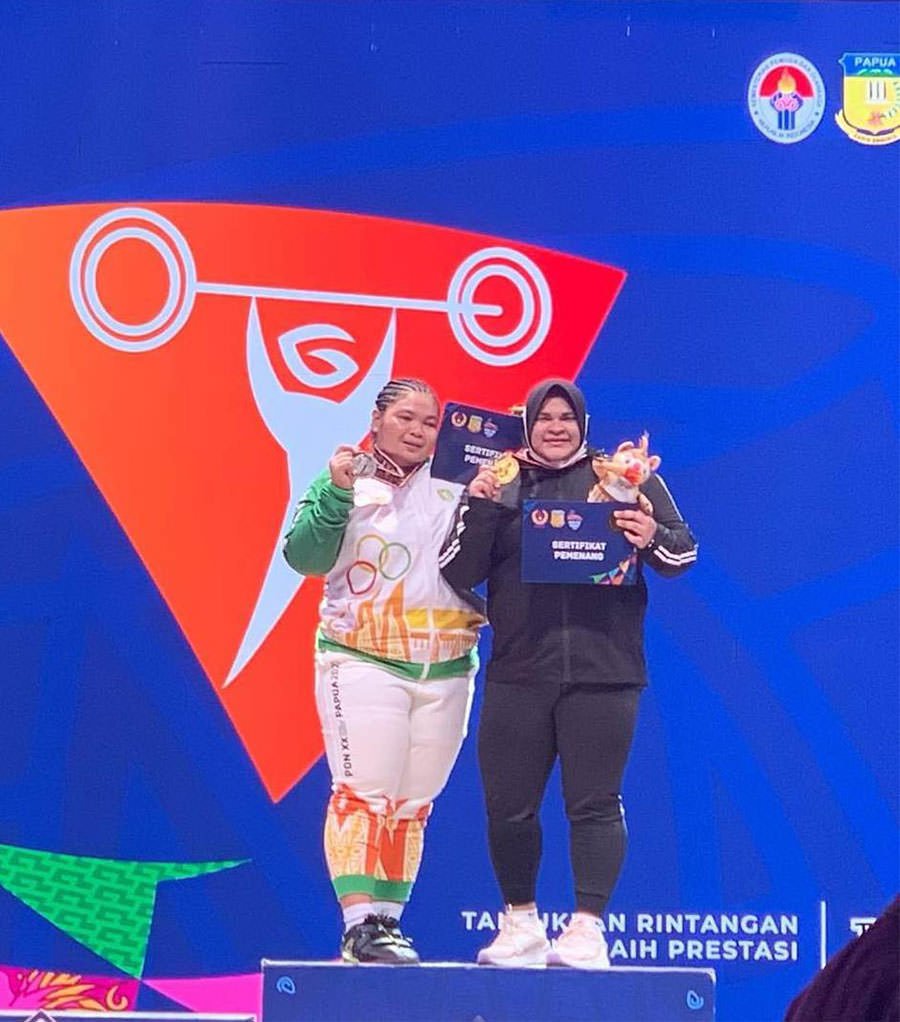 MERAIH PERAK: Lifter kelas 87+ kilogram, Riska Oktaviana, berfoto di atas podium saat menerima medali perak dalam PON XX Papua, Sabtu (9/10). ISTIMEWA