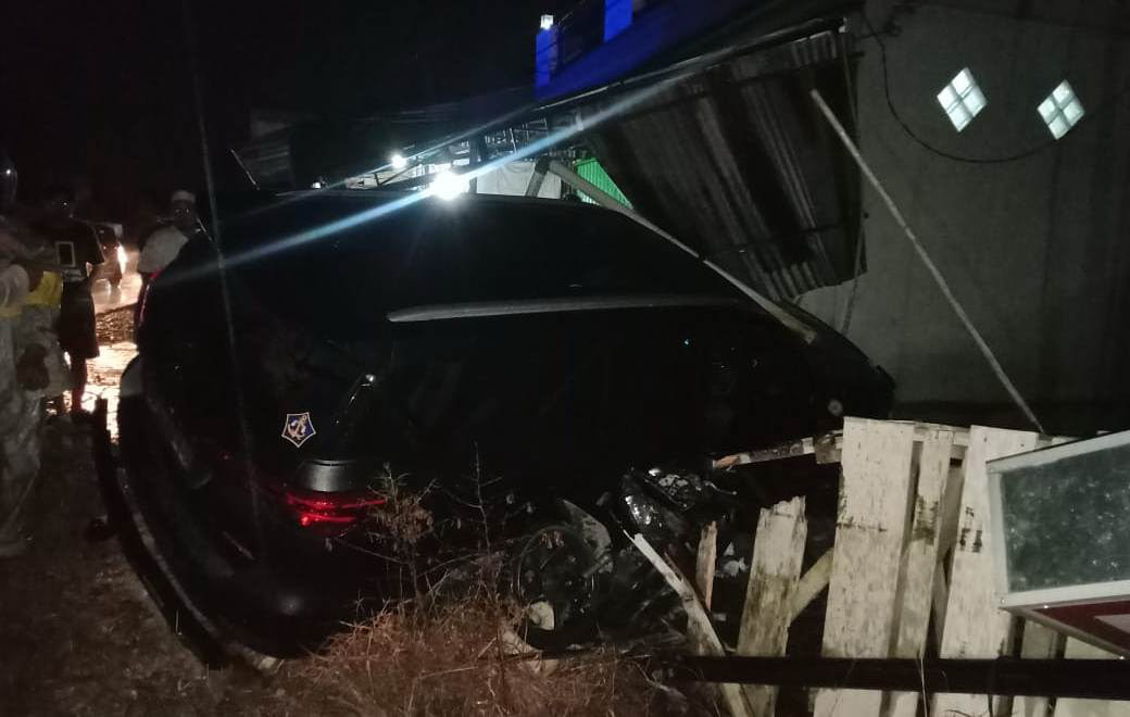 TABRAK WARUNG: Sebuah mobil fortuner menabrak warung di pinggir jalan di Jalan Raya Wajok Hilir, Jongkat KM 15, Sabtu (16/10) malam. ISTIMEWA
