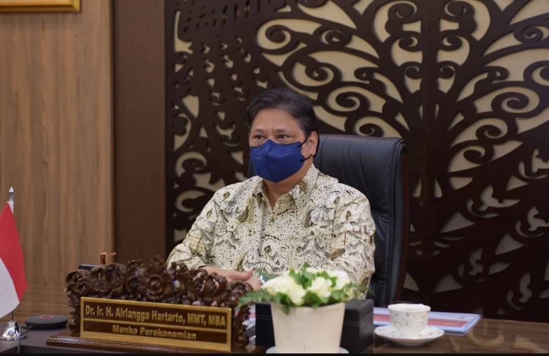 KONFERENSI PERS VIRTUAL: Menteri Koordinator Bidang Perekonomian Airlangga Hartarto, saat menyampaikan rilis pada Rapat Terbatas Evaluasi PPKM secara virtual, di Jakarta, Senin (11/10)