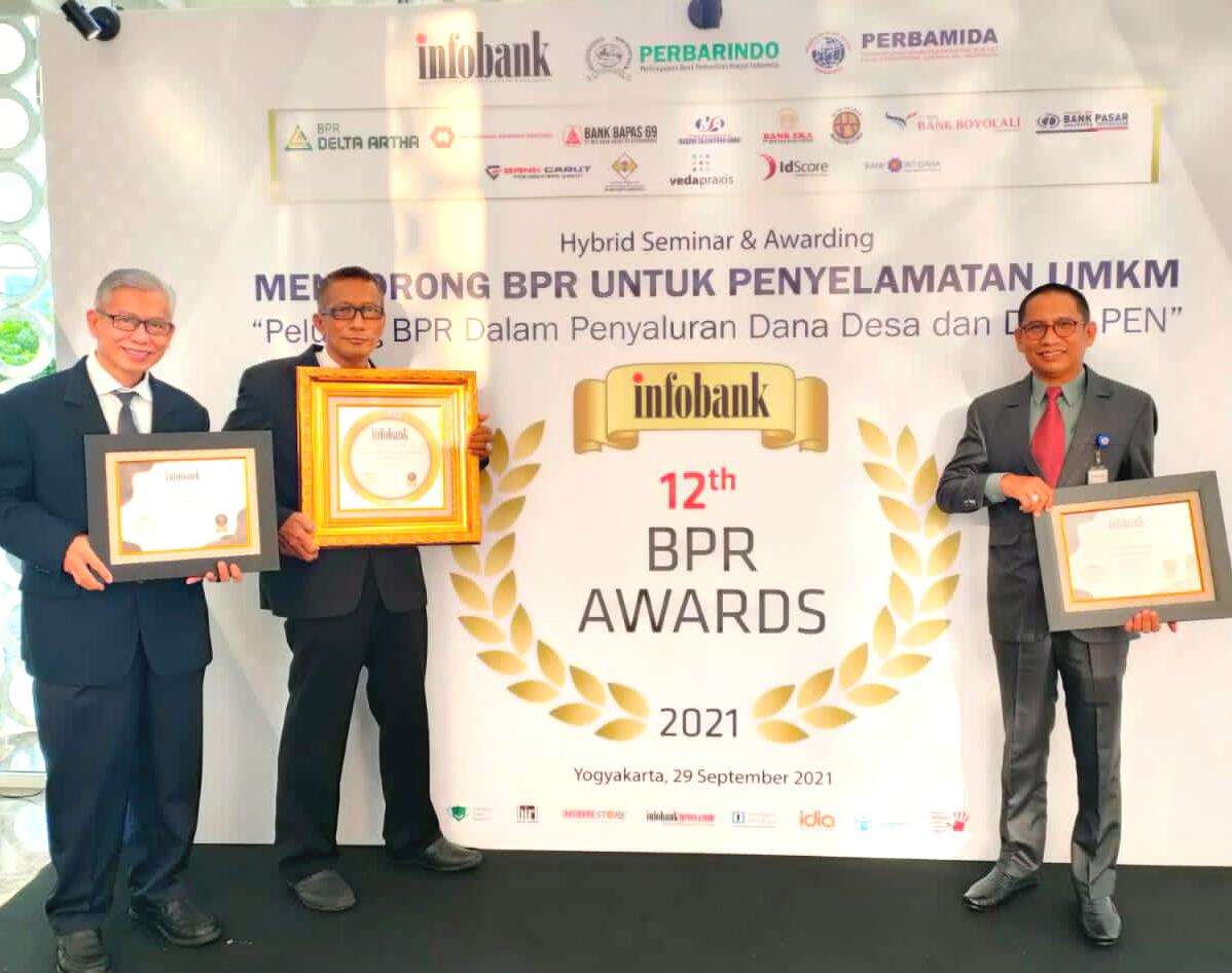 PENGHARGAAN : Tiga BPR di Kalbar menerima penghargaan nasional yang diberikan oleh dalam ajang 12th Infobank BPR Awards 2021, Rabu (29/9)