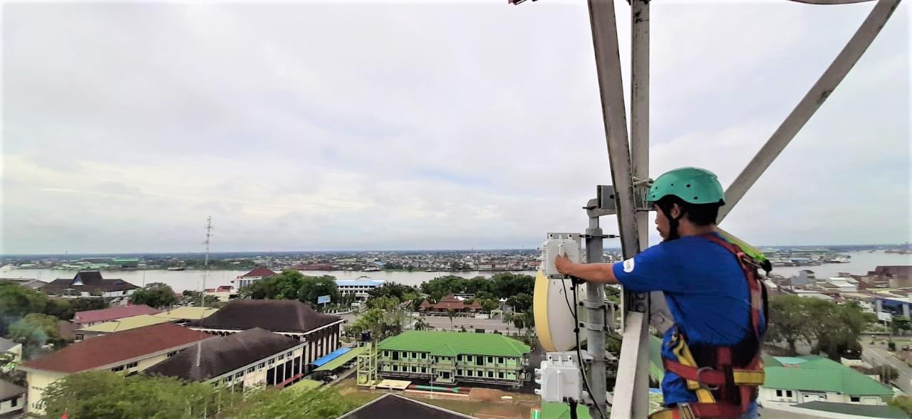 Teknisi sedang melakukan pemeliharaan salah satu infrastruktur jaringan BTS milik XL Axiata yang berlokasi di dekat Alun-alun Sungai Kapuas, Pontianak, Kalimantan Barat. ISTIMEWA