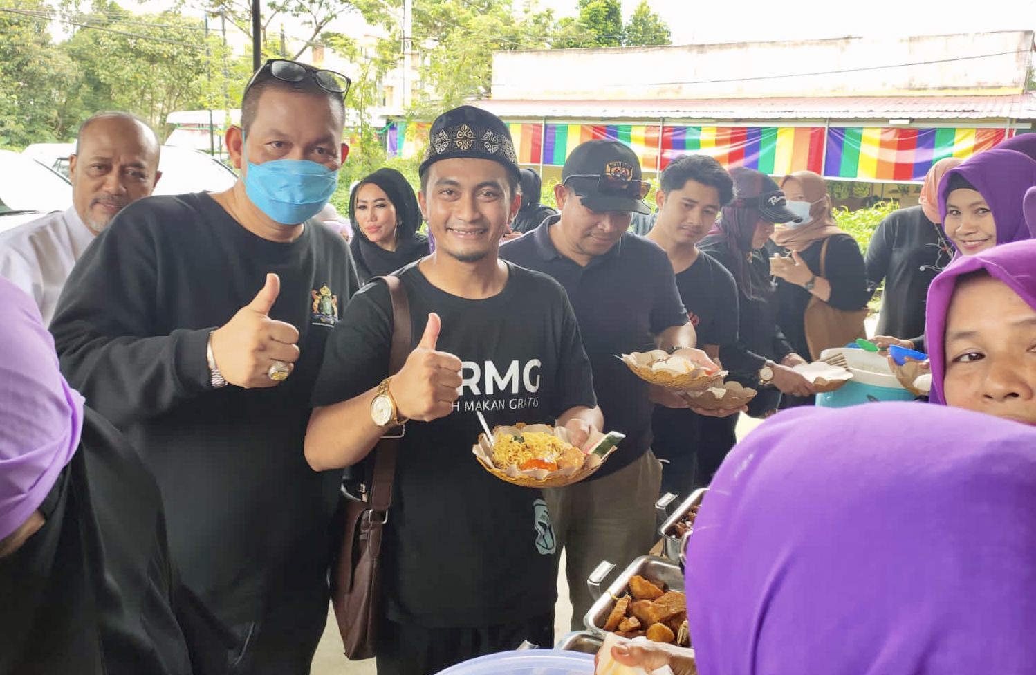 Ketua Umum Kadin Kalbar Joni Isnaini foto bersama Pendiri Rumah Makan Gratis Aditya Prayoga di Kantor Kadin Kalbar, Jalan Perdana, Pontianak, Rabu (27/10).
