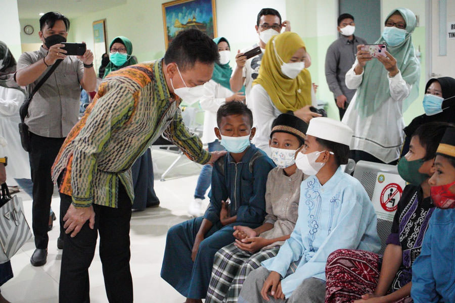 BAKTI SOSIAL: Wali Kota Pontianak Edi Rusdi Kamtono memberikan semangat kepada anak-anak yang akan dikhitan dalam rangka baksos HUT ke-9 RSUD Sultan Syarif Mohamad Alkadrie Kota Pontianak. IST