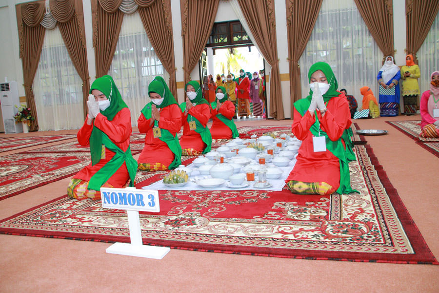 JUARA: Penampilan Tim Penggerak PKK Kecamatan Pontianak Selatan yang meraih juara pertama. ISTIMEWA