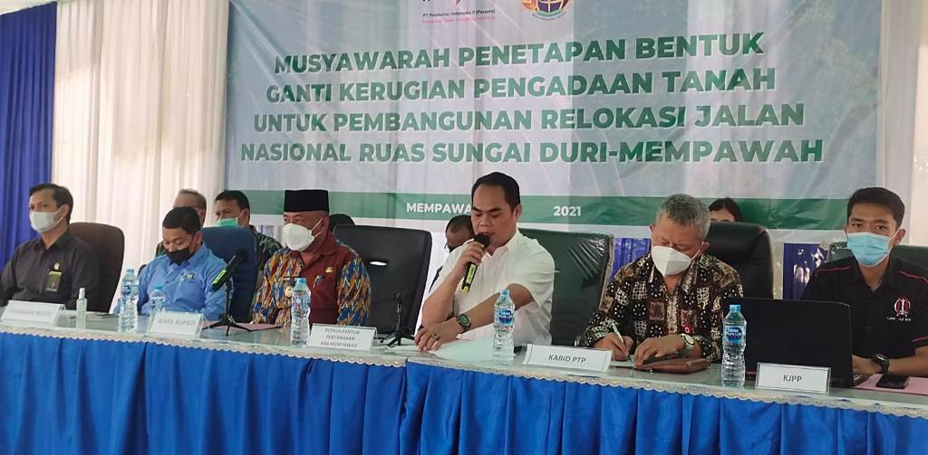 MUSYAWARAH: Wabup Mempawah, Muhammad Pagi menghadiri musyawarah penetapan ganti rugi pengadaan tanah.ISTIMEWA