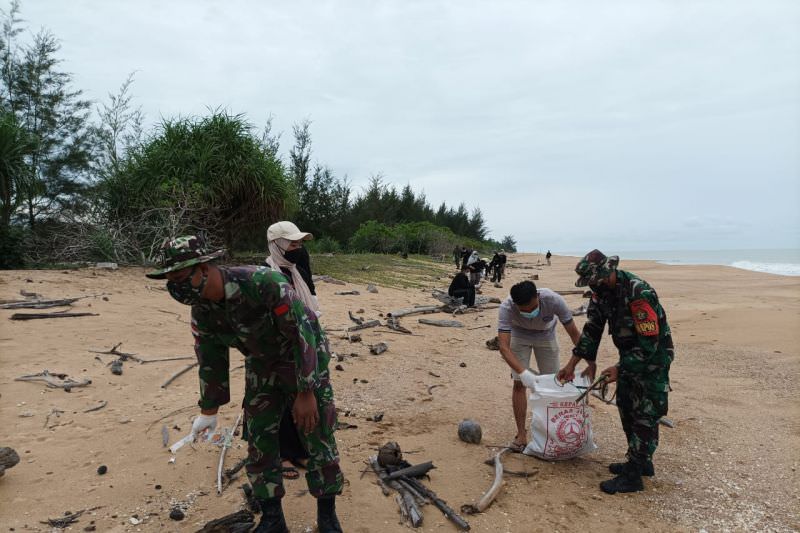 PELESTARIAN: Personel Satgas Pamtas 643/Wns bersama para pemuda dan organisasi kepemudaan Paloh, Sambas membersihkan Pantai Paloh yang menjadi habitat penyu. IST