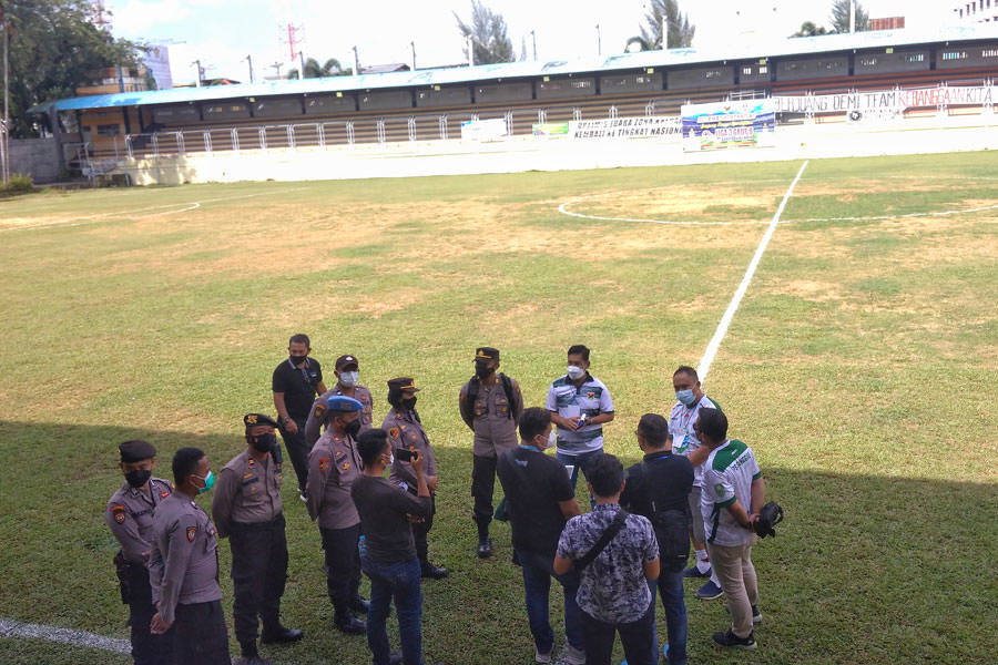 TUNDA PERTANDINGAN: Panitia pelaksana bersama pihak keamanan sepakat untuk menunda pembukaan Liga 3 zona Kalimantan Barat grup B, antara Persipon melawan PS Sanggau, akibat suporter Persipon memaksa masuk ke stadion Keboen Sajoek, pada Sabtu (9/10). RIESA