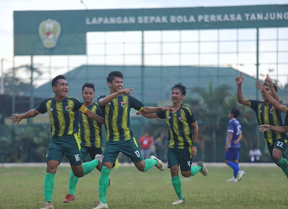 SEMIFINAL: Penyerang Persipon Pontianak, Haikal (17) melakukan selebrasi usai mencetak gol kedua dan memastikan satu tiket semifinal usai mengandaskan perlawanan PS Kubu Raya dengan skor 3-1, Jumat (15/10) di Lapangan Sepakbola Perkasa Tanjungpura Makodam