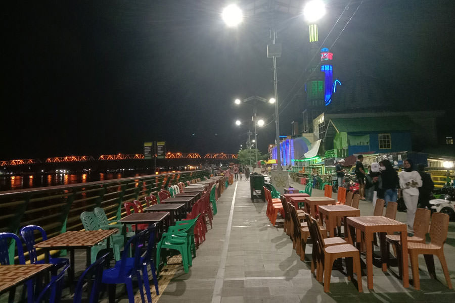 LOKASI FAVORIT: Salah satu sudut kawasan Waterfront Pontianak yang menjadi tempat favorit pengunjung. YUSUF/PONTIANAKPOST