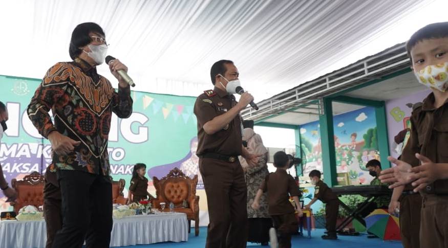 MENDONGENG: Ketua Umum Lambaga Perlindungan Anak Indonesia (LPAI) Seto Mulyadi saat mendongeng di hadapan anak-anak TK Adhyaksa XI Pontianak, Kamis (14/10). (ARIEF NUGROHO/PONTIANAK)