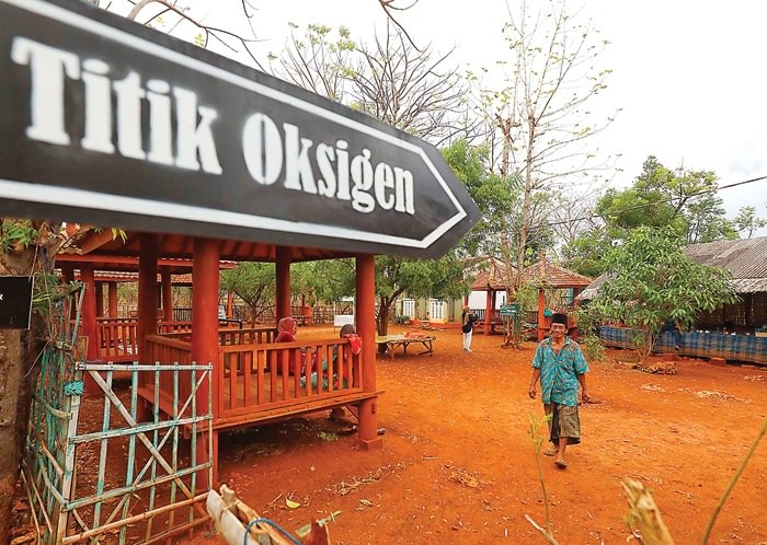 MENGHIRUP OKSIGEN SEGAR: Salah seorang penduduk saat melintas di titik oksigen kadar udara terbaik nomor dua di dunia di Gili Iyang, Sumenep (25/9). (PUGUH SUJATIMIKO/JAWA POS)