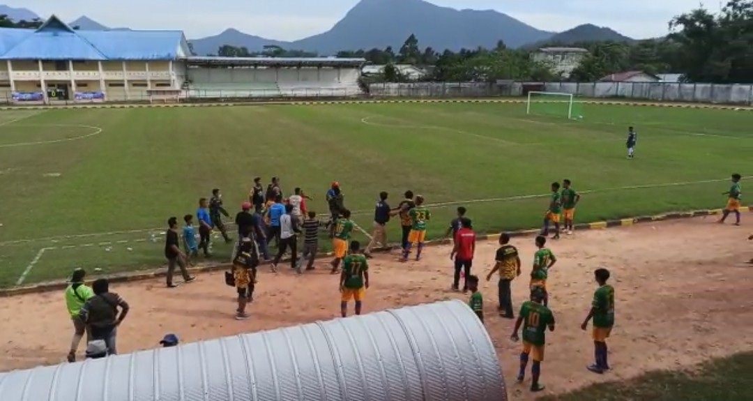 BAKU HANTAM: Kericuhan mewarnai pertandingan antara Persiwah Mempawah melawan Delta Khatuliswa di Stadion Kridasana, Singkawang,  Minggu (10/10). (IST)