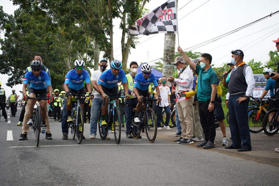 LATIHAN: Wali Kota Pontianak Edi Rusdi Kamtono melepas bendera start peserta Latihan Bersama ISSI Kota Pontianak Team Time Trial Open di Jalan Ahmad Yani. (IST)
