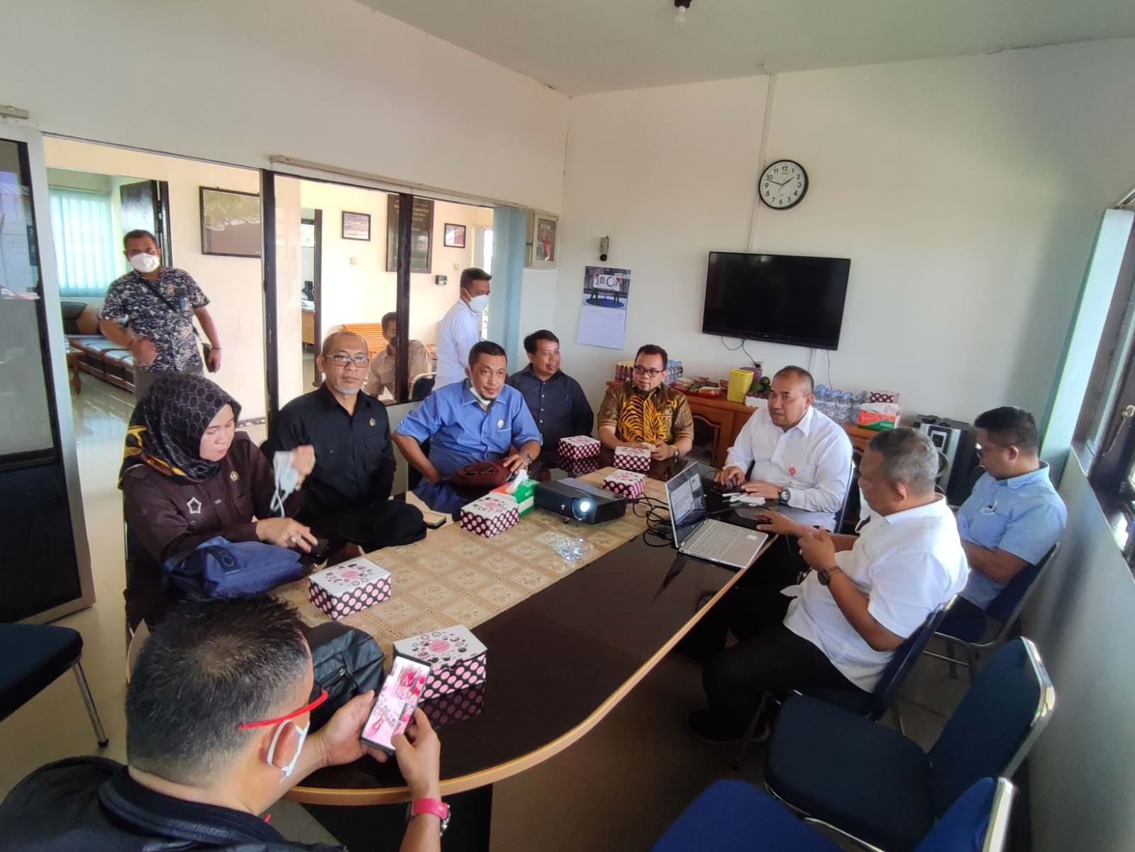 Tim DPRD Kalbar saat rapat dengan Pelindo di Ketapang dekat dengan lokasi proyek. (IST)