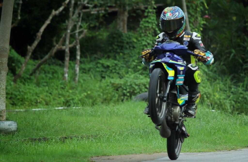 Syarif Machmud Alkadrie saat melakukan latihan di sirkuit balap motor Sultan Syarif Abdurrahman Pontianak. (Istimewa)