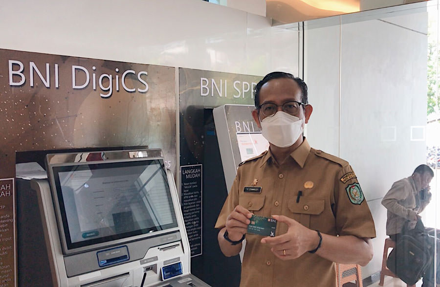 REKENING: Yohanes Budiman Kadisdukcapil Kalbar membuka rekening dengan KTP Elektronik tanpa antre di BNI DigiCS Kantor Cabang Pontianak. (Istimewa)
