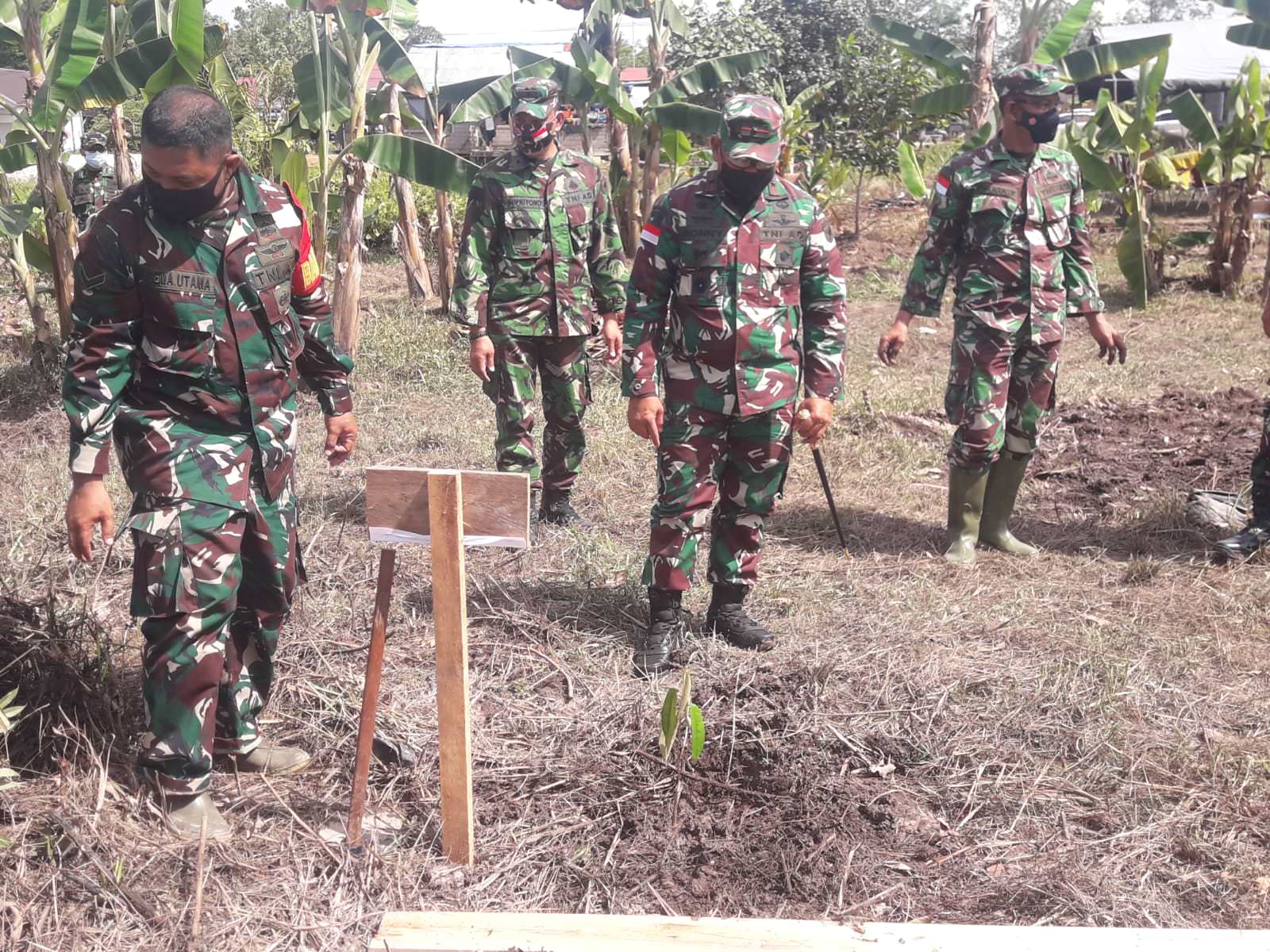 PROGRAM LANGIT HIJAU: Suasana kegiatan penanaman pohon buah-buahan yang dilaksanakan oleh Korem 121/Abw di Kilometer 18 Desa Sungai Ukoi Kecamatan Sungai Tebelian Kabupaten Sintang, Senin (11/10)