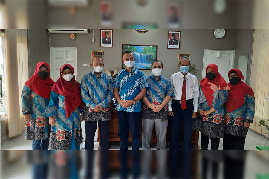 BERSAMA: Para dosen yang ikut dalam PKM di Singkawang berfoto bersama jajaran Dinas Pendidikan Kota Singkawang. (Istimewa)
