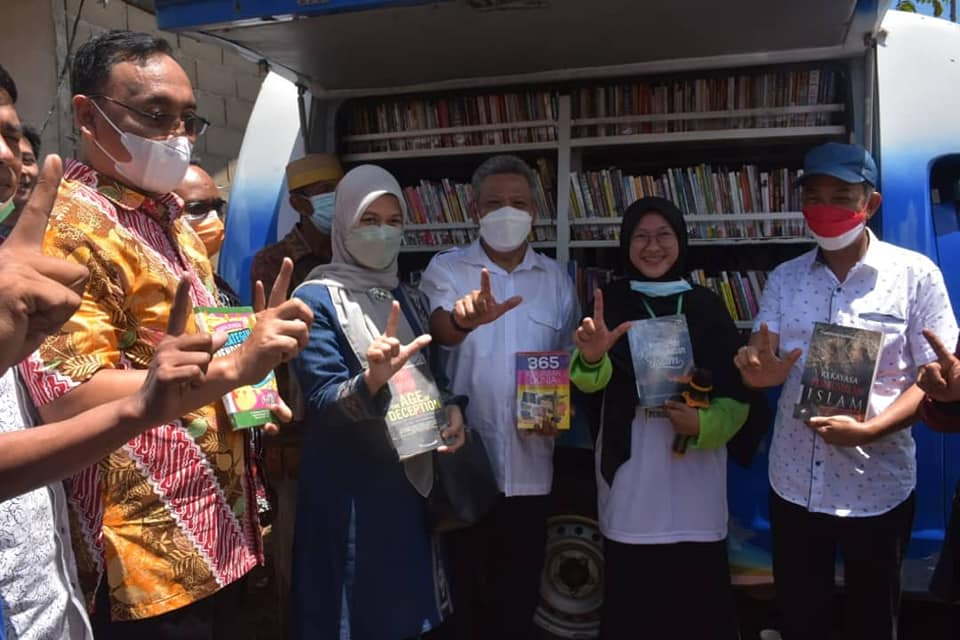 KAMPUNG LITERASI: Bupati Kubu Raya, Muda Mahendrawan meresmikan Kampung Literasi Punggur Kecil dan Kampung Digital Gradasi di Kubu Raya, Sabtu (30/10) lalu.// PROKOPIM KUBU RAYA FOR PONTIANAK POST