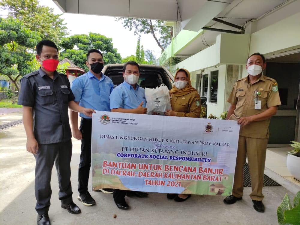 SERAHKAN BANTUAN: Perwakilan PT. HKI menyerahkan bantuan paket makanan untuk korban banjir melalui Dinas LHK Kalbar, kemarin (22/11). ISTIMEWA