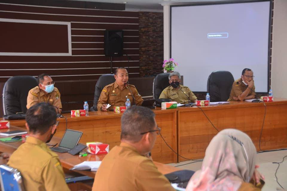 PIMPIN RAPAT: Sekretaris Daerah Ketapang, Alexander Wilyo, saat memimpin rapat persiapan jelang rapat dengan Banggar DPRD Kabupaten Ketapang, kemarin (22/11) di Aula Kantor Bappeda Kabupaten Ketapang. ISTIMEWA