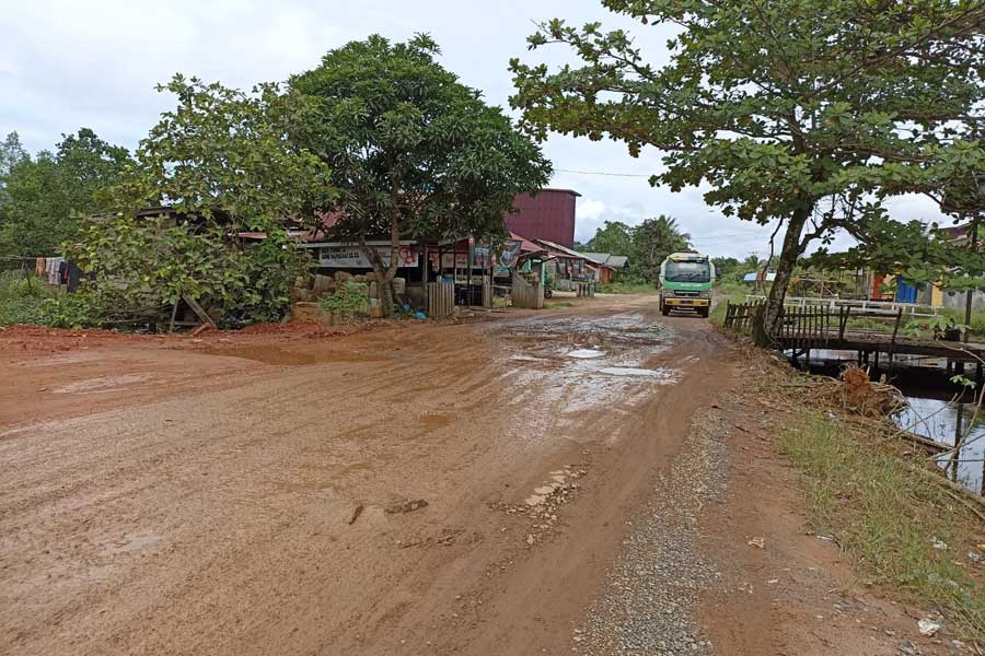 RUSAK PARAH: Kondisi jalan Provinsi yang rusak parah di Kabupaten Kayong Utara yang sampai saat ini belum diperbaiki. Warga berharap Pemerintah Provinsi dapat segera melakukan perbaikan pada kerusakan di ruas jalan tersebut. ISTIMEWA