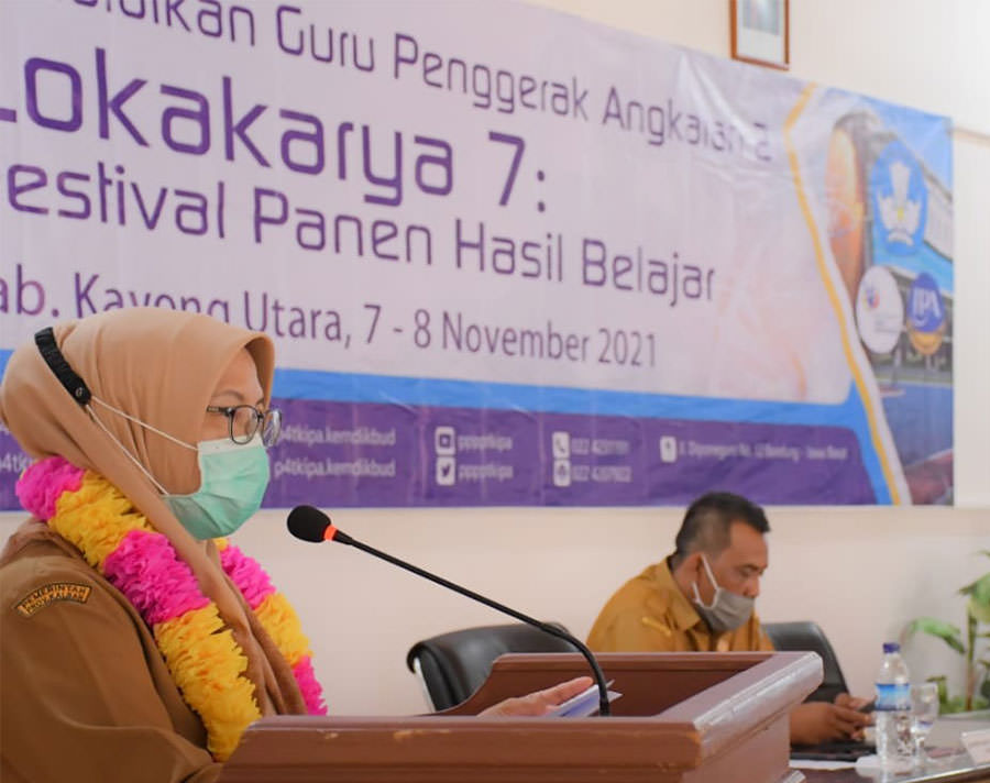 SAMBUTAN: Sekda Kayong Utara Hilaria Yusnani, saat membacakan sambutan tertulis pada kegiatan pelaksanaan luring Lokakarya VII, program pendidikan guru penggerak angkatan II Kabupaten Kayong Utara, Selasa (9/11). PROKOPIM FOR PONTIANAK POST