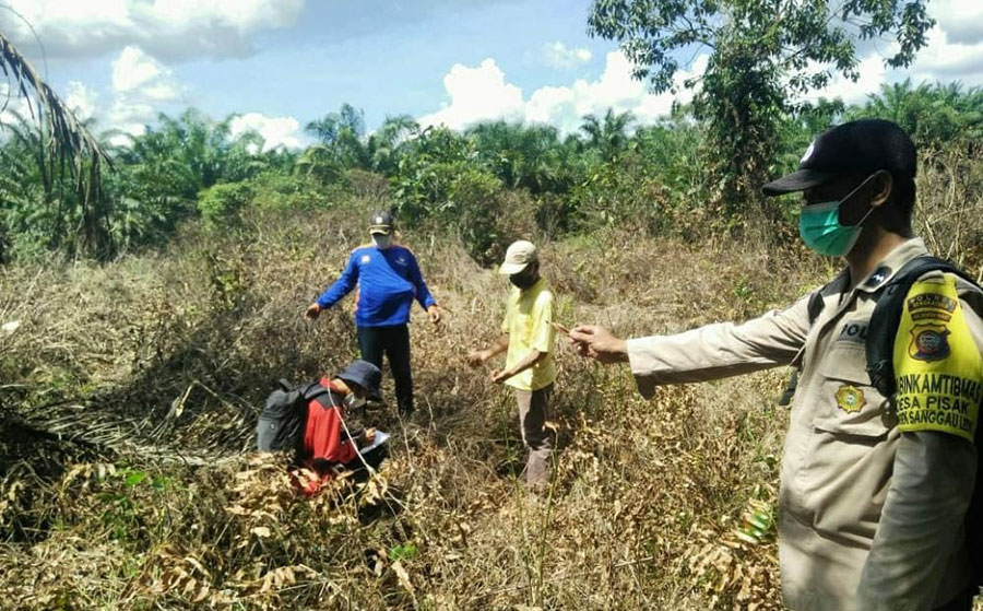 PANTAU: Anggota Bhabinkamtibmas Sanggau Ledo saat melaksanakan patroli sekaligus memantau lahan yang rawan terjadi karhutla, di Desa Pisak. ISTIMEWA