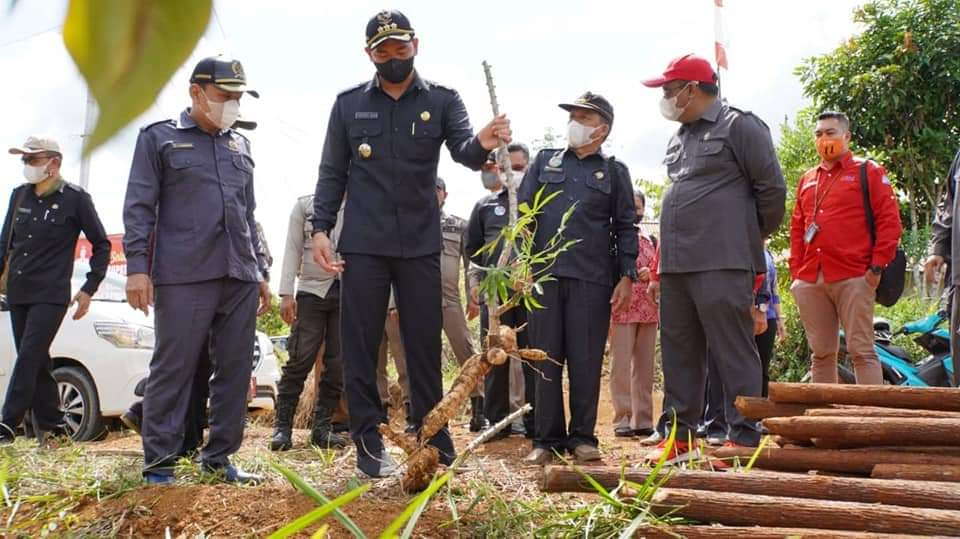 PENINJAUAN: Bupati Kapuas Hulu Fransiskus Diaan saat melakukan kunjungan kerja meninjau lokasi perkebunan ubi kayu di Desa Sekubah dan Desa Benuis, Kecamatan Selimbau, beberapa waktu lalu. HUMPRO SETDA FOR PONTIANAK POST