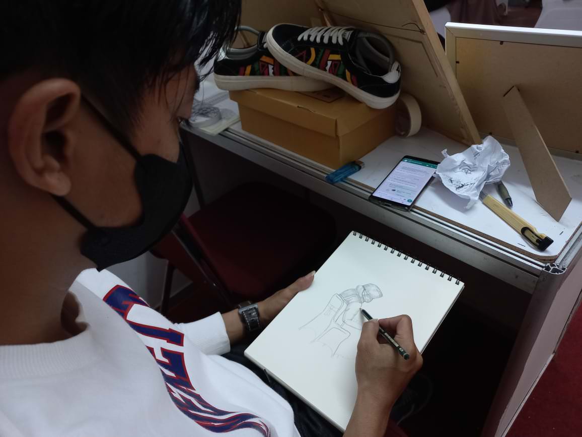 Bima Tanaka sedang membuat sketsa. SITI SULBIYAH/PONTIANAK POST