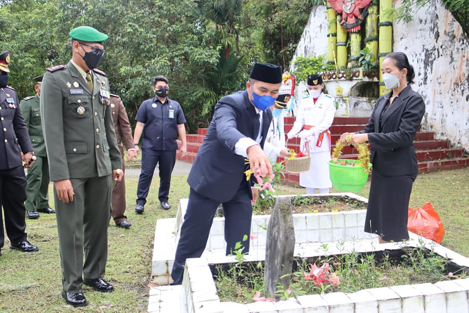 Anggota DPRD Landak Cahyatanus menabur bunga di makam pahlawan Ngabang, Rabu (10/11). Foto Istimewa