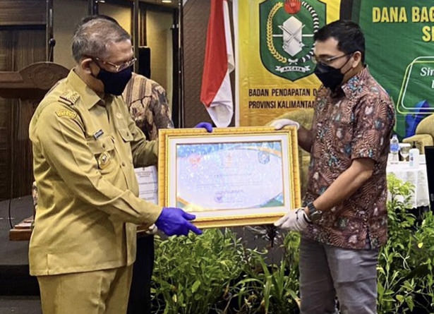 Gubernur Kalbar saat menyerahkan piagam penghargaan kepada PT KAL beberapa waktu lalu. Foto Istimewa