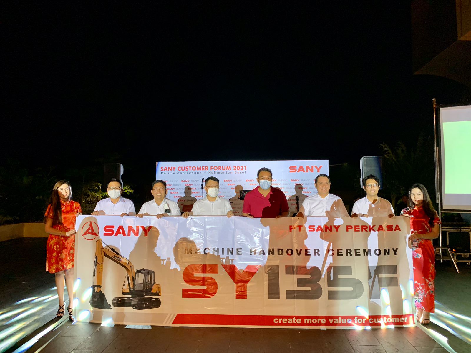 President Director/CEO PT Sany Perkasa Zhang dan Chief Marketing Officer Hery Yulianto Surtiwan menghadiri Sany Customer Forum 2021 Kalbar-Kalteng di Qubu Resort, Kabupaten Kubu Raya, Rabu (17/11) malam. foto Idil Aqsa Akbary