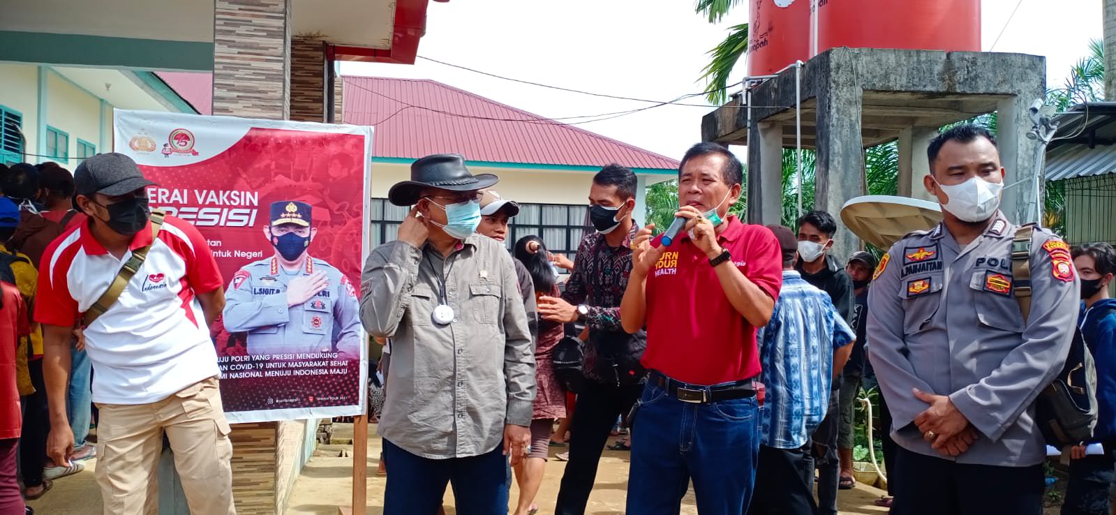 PANTAU VAKSINASI: Anggota DPR RI dari daerah pemilihan Kalbar 2, Adrianus Asia Sidot bersama tim kesehatan Puskesmas Balai Sebut, Kecamatan Jangkang, Kabupaten Sanggau mendukung program herd immunity masyarakat dengan cara pelaksanaan program vaksin COVID