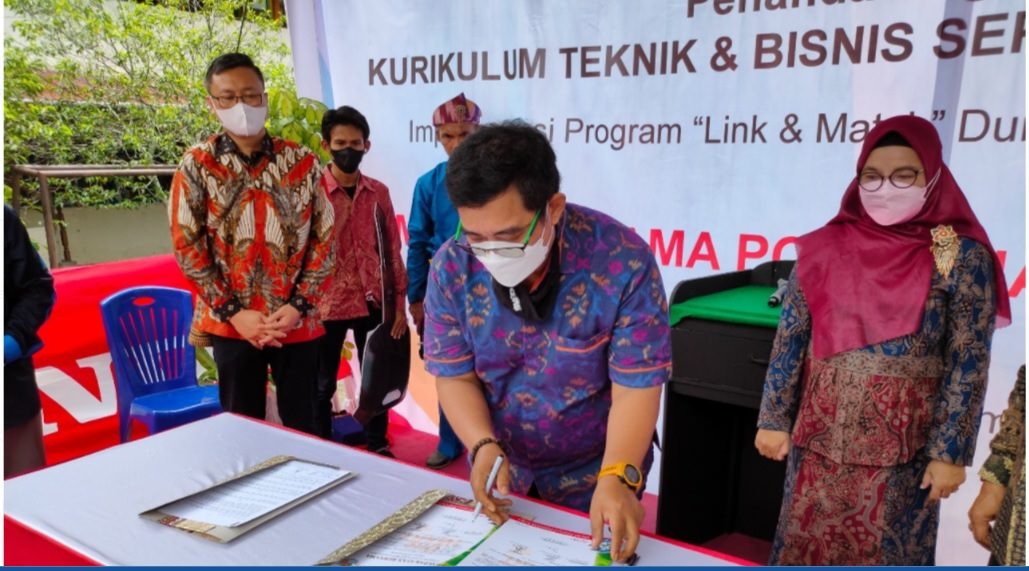 KERJASAMA: Penandatanganan Memorandum of Understanding (MoU) yang dilaksanakan di aula SMK Bina Utama Pontianak pada hari Kamis (11/11) ISTIMEWA
