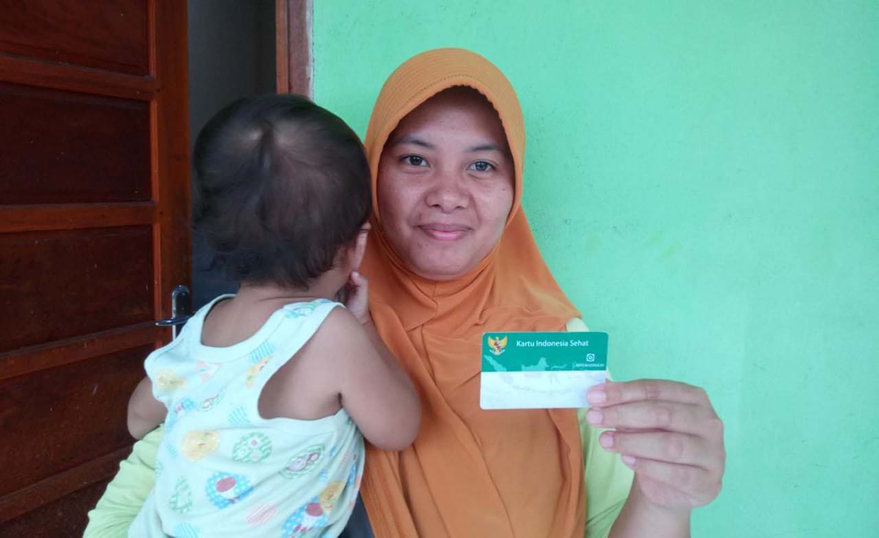 Suci Kurnia Ratih (31) berfoto memegang kartu JKN-KIS miliknya usai menceritakan pengalamannya menerima manfaat berobat gratis yang ditanggung BPJS Kesehatan. (ISTIMEWA/PONTIANAK POST)
