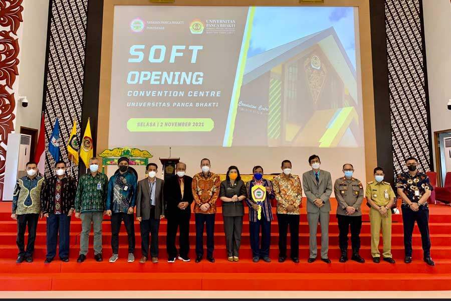 BUKA: Jajaran pengurus dan pembina Yayasan Panca Bhakti beserta stakeholder saat menghadiri soft opening gedung Convention Centre UPB, Selasa (2/11). (IDIL AQSA AKBARY/PONTIANAK POST)