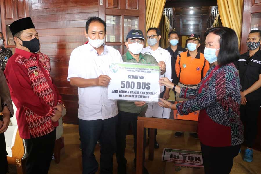 BERI BANTUAN: Gapki Kalbar menyerahkan bantuan bagi warga terdampak banjir di Kabupaten Sintang beberapa waktu lalu.  Gapki juga siap memberikan bantuan bagi korban banjir di daerah lain. ISTIMEWA